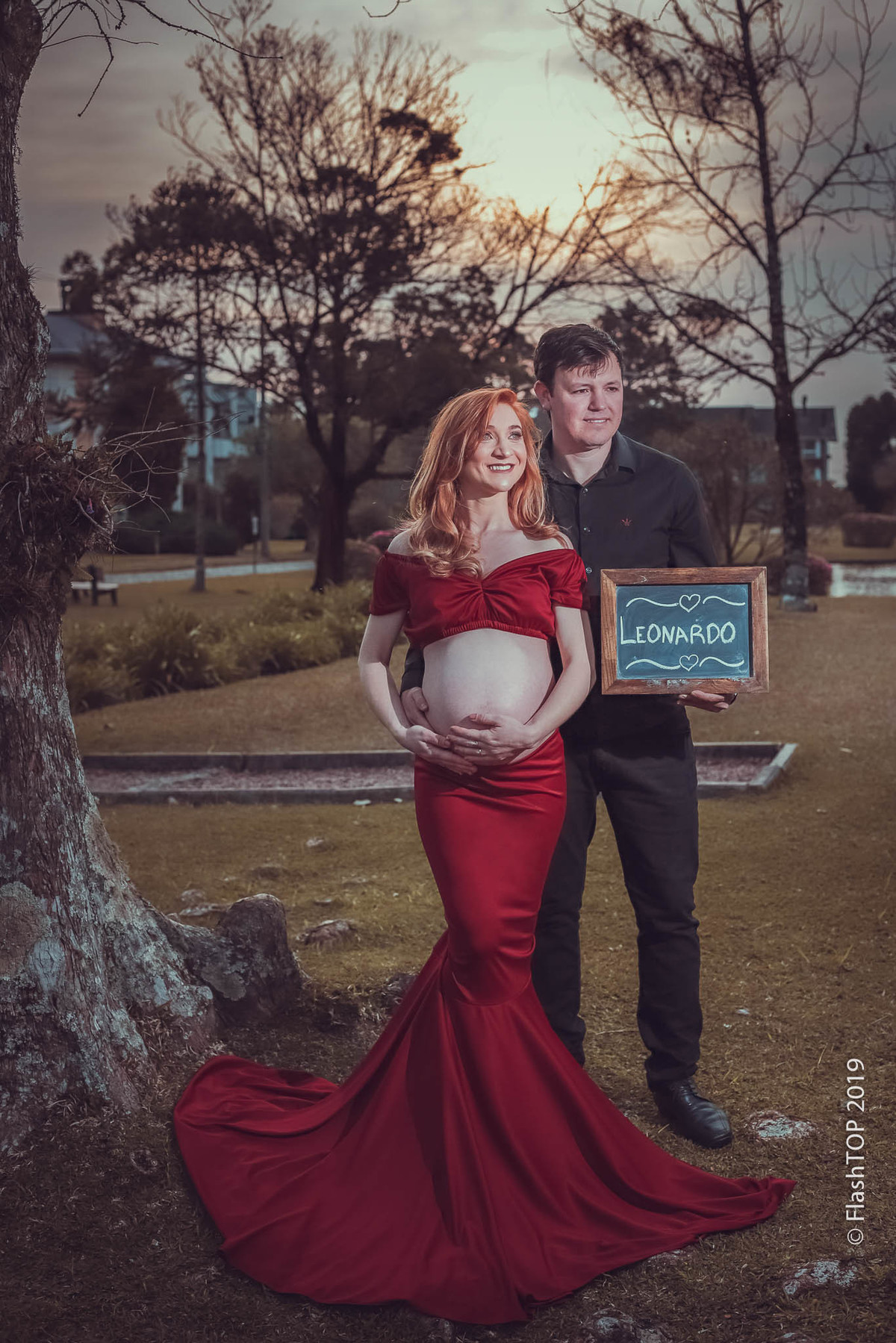 Ensaio fotográfico gestante em canela e gramado