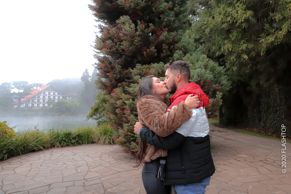 Pedido de casamento em Gramado às margens do Lago Negro