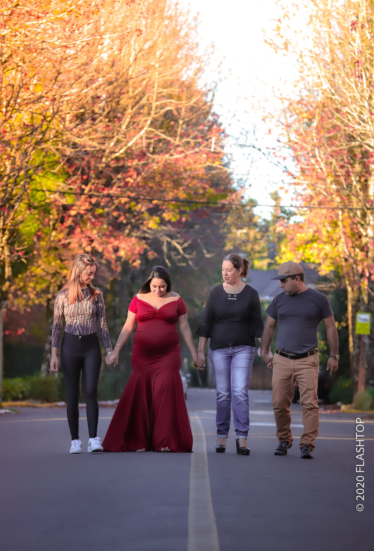 Ensaio fotográfico gestante externo pelas ruas de Gramado e Canela