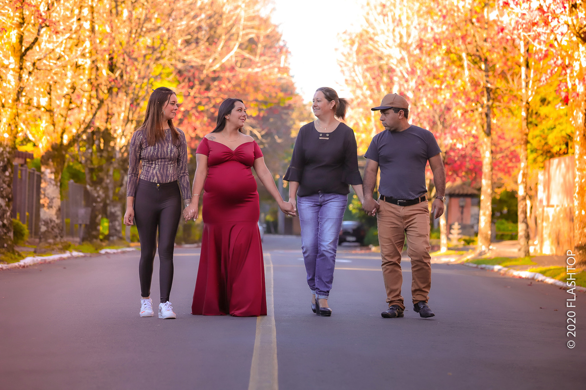 Ensaio fotográfico gestante externo pelas ruas de Gramado e Canela