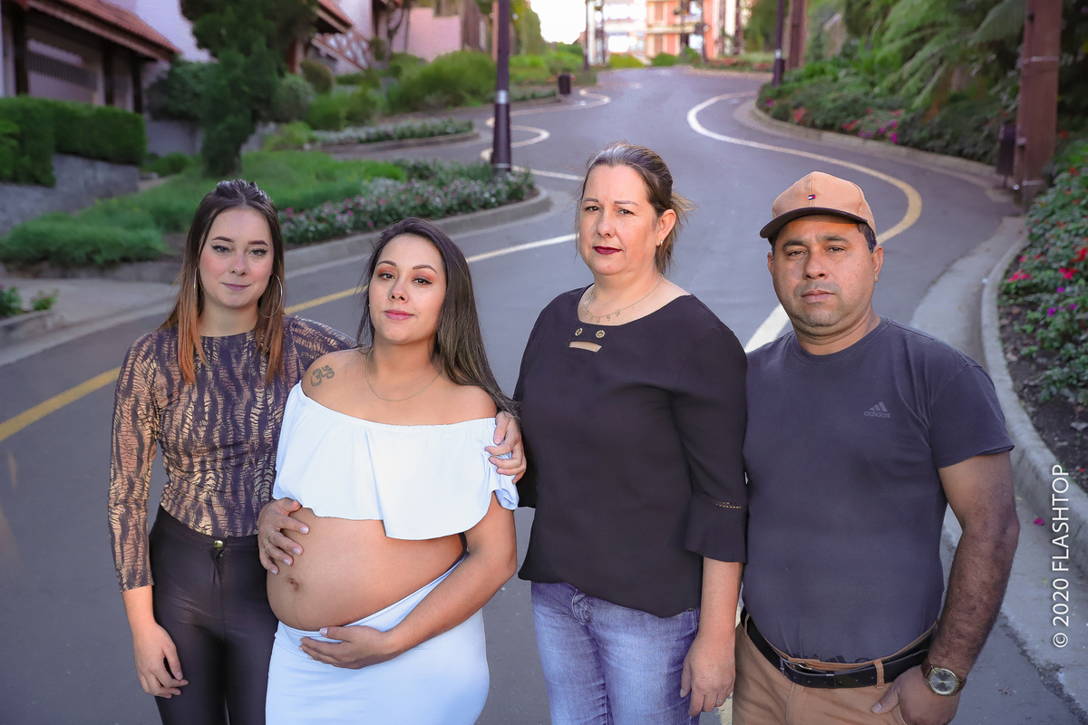 Ensaio fotográfico gestante externo pelas ruas de Gramado e Canela