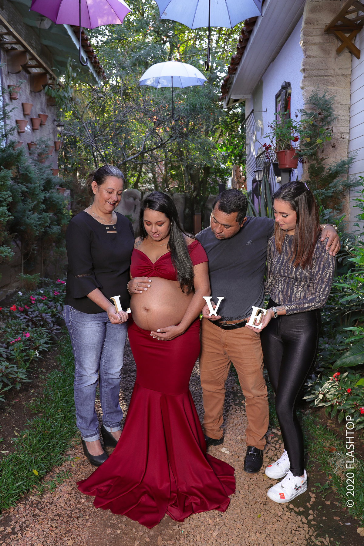 Ensaio fotográfico gestante externo pelas ruas de Gramado e Canela