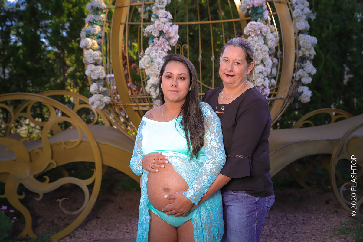 Ensaio fotográfico gestante externo pelas ruas de Gramado e Canela