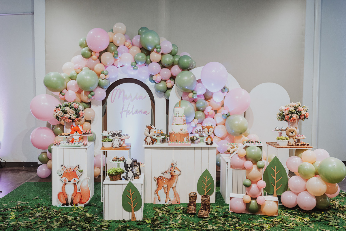 festa de aniversario  infantil com tema de decoração de floresta 