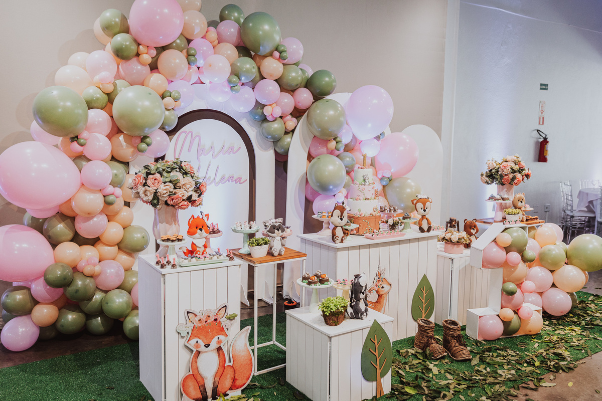 detalhes de decoração infantil de menina com tons claros 