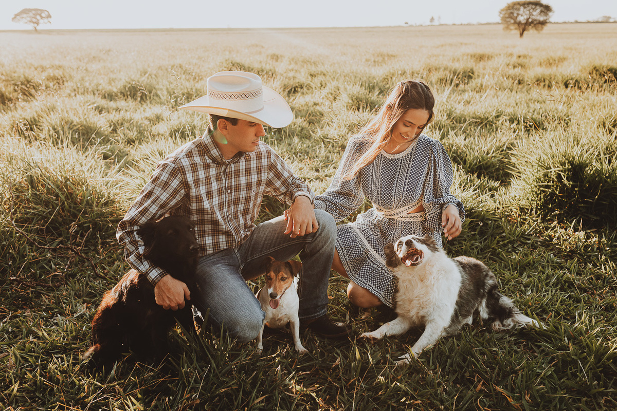 ideias de fotos para pre wedding com os cachorros do casal 