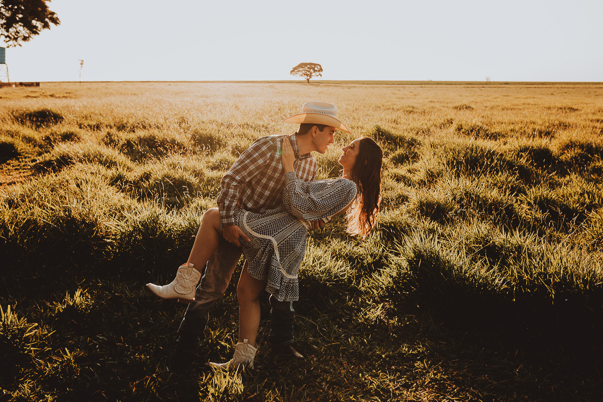 referencia de ensaio externo com fotos espontaneas edição de fotos com pressets fotos do melhor fotografo de casais de maringa 