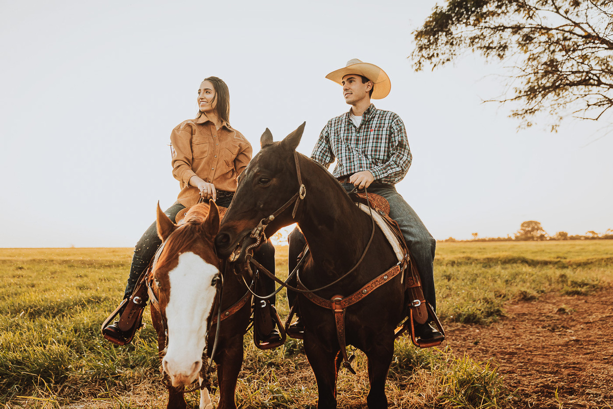 ensaio de pre casamento em uma fazenda fotos classicas com edição estilo gringa 