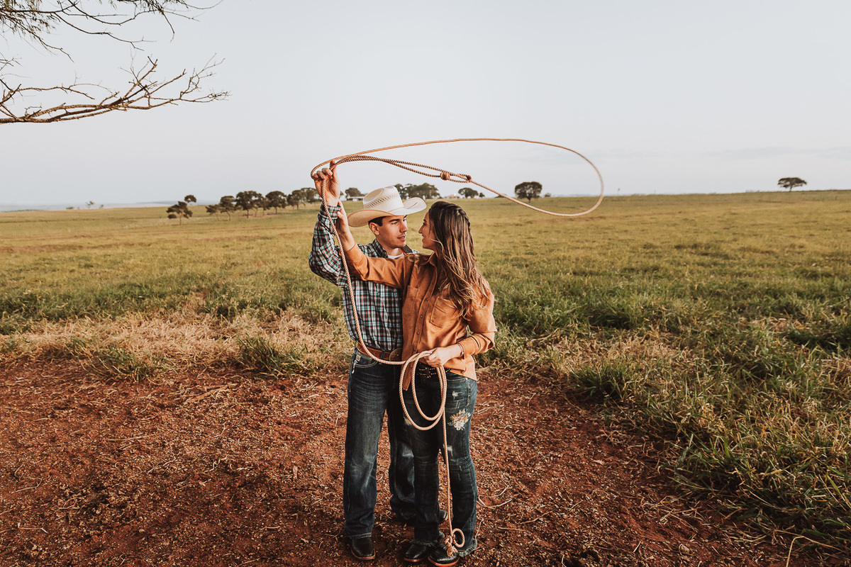 referencia de ensaio externo com fotos espontaneas edição de fotos com pressets fotos do melhor fotografo de casais de maringa 