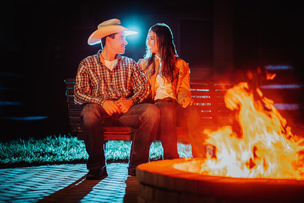 referencia de fotos de ensaio de casal com fogueira 