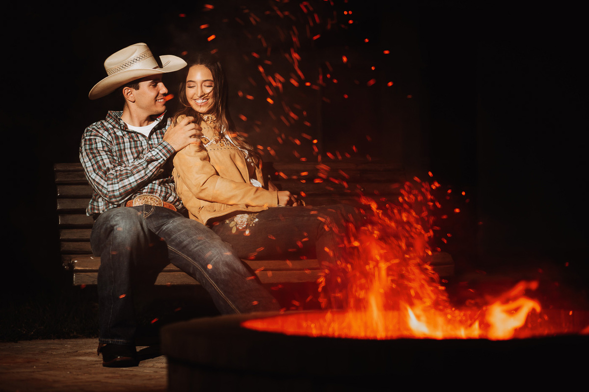 o melhor fotografo de ensaios externo de maringa rickardo andrade faz lindas fotos de casal com fogueira no fim da noite 