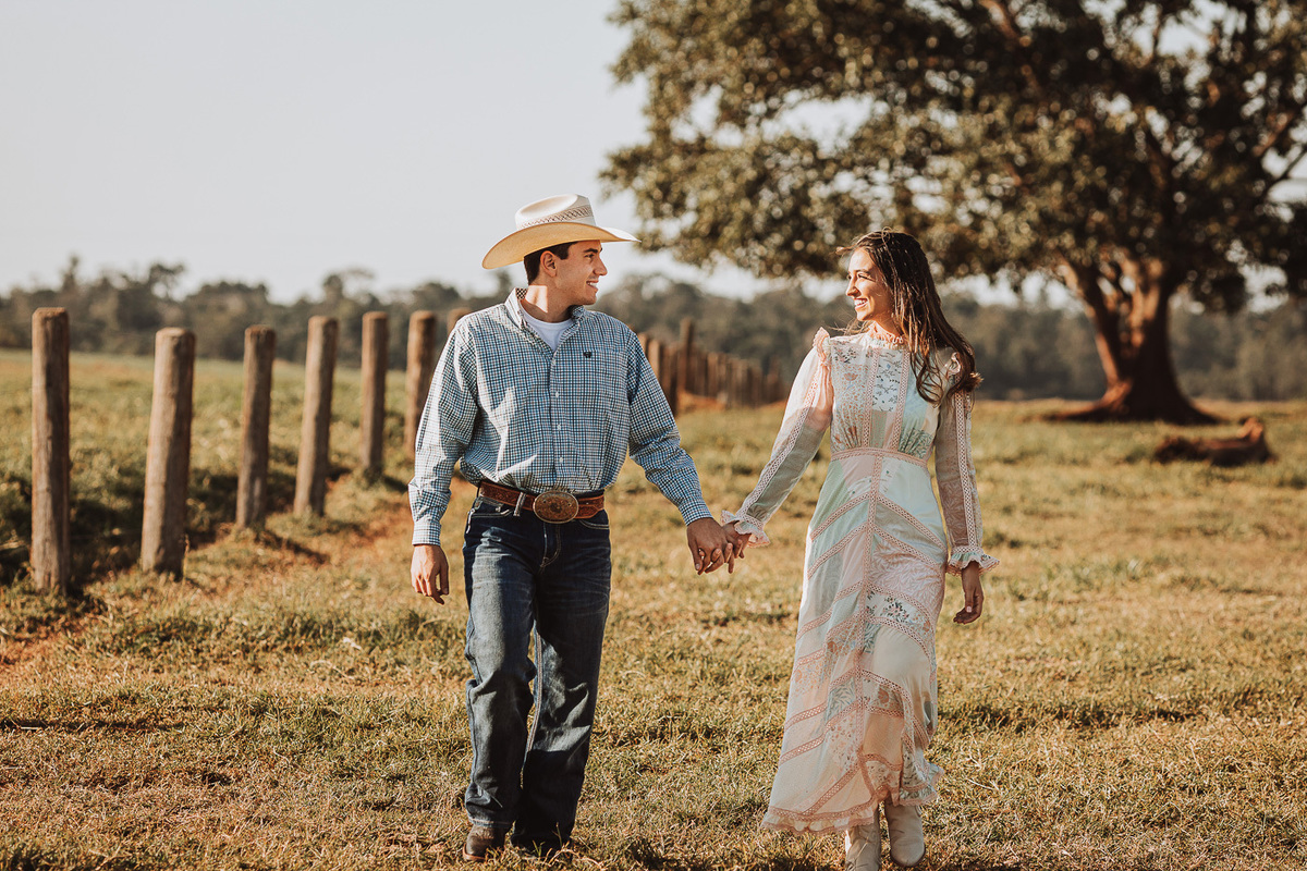 ensaio de pre casamento em uma fazenda fotos classicas com edição estilo gringa 