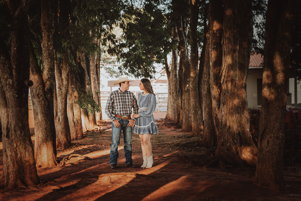 ensaio de pre casamento em uma fazenda fotos classicas com edição estilo gringa 