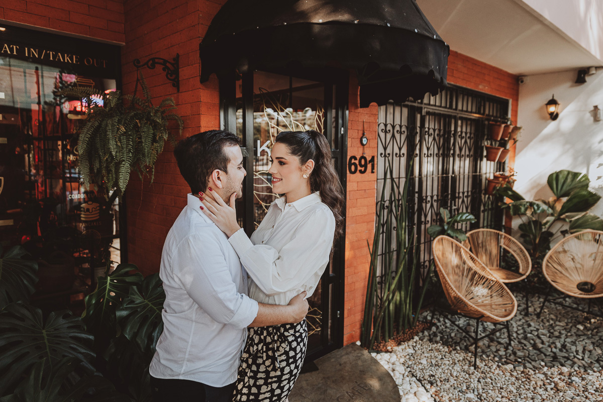 Ensaio de pre casamento feito em cafeteria charmosa de maringa Kings Cafe 