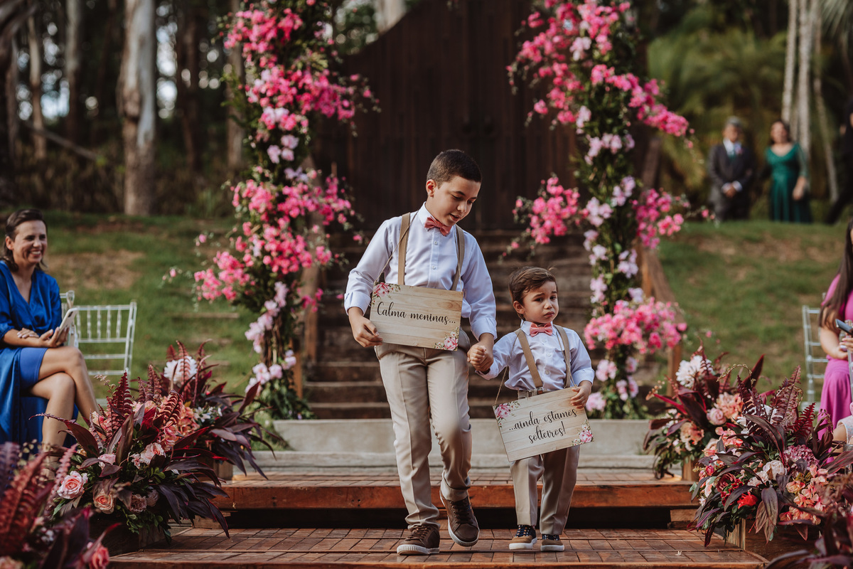 casamento ao ar livre em maringa decoração com flores rosas ideias para a entrada de crianças