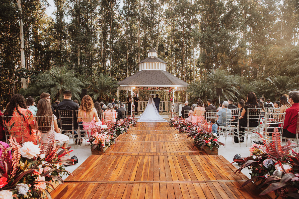 ideias passarela de madeira para entrada de noiva no eden garden maringa