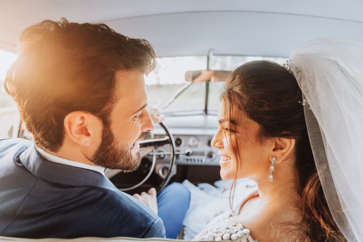 ideias de fotos de noivos dentro do carro