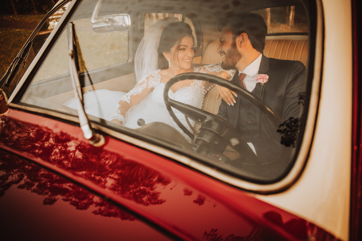 fotos de noivos em carro antigo vermelho fotografo de casamentos