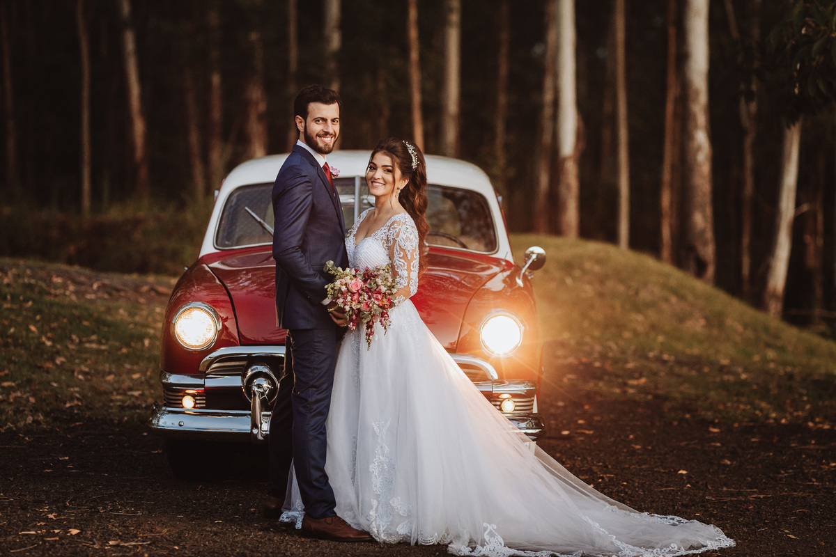 ideias fotos de casal no casamento com carro antigo 