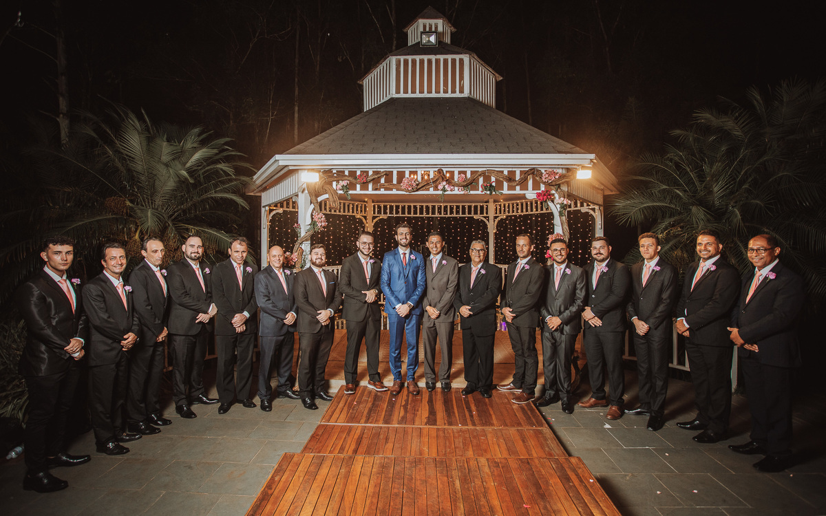 ideia de foto de noivo com padrinhos casamento em maringa noivo de terno azul