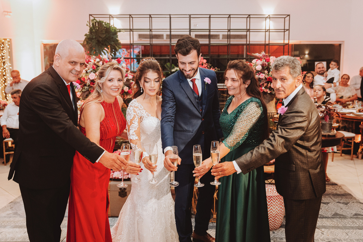 foto do brinde dos noivos com a familia na festa de casamento