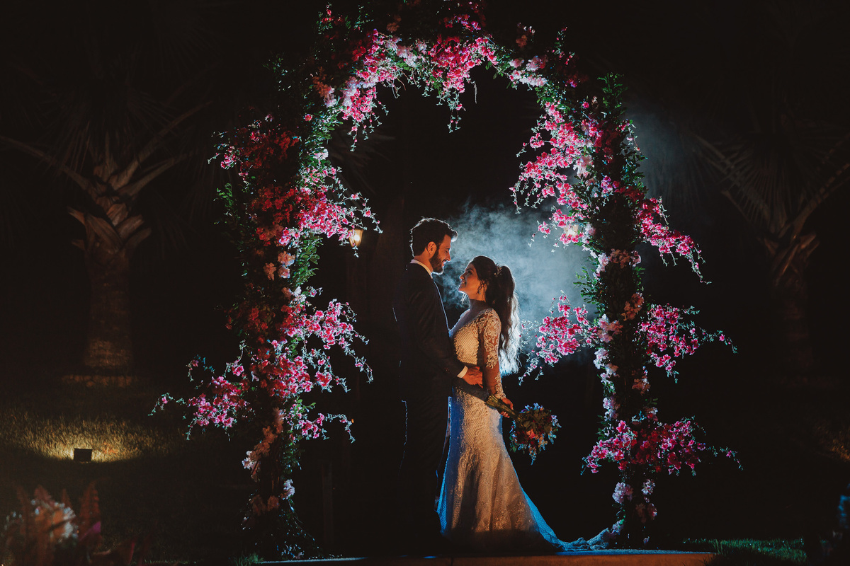 melhor fotografo de casamento de maringa e região inspiração de fotos de noiva e noivo em arco de flores