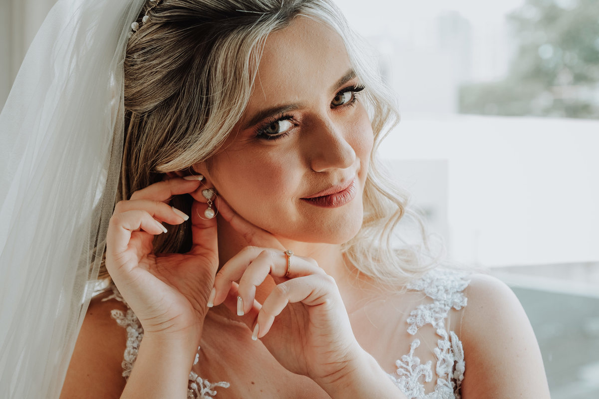 Noiva em making of no salão de beleza fotografo de casamentos maringa e região