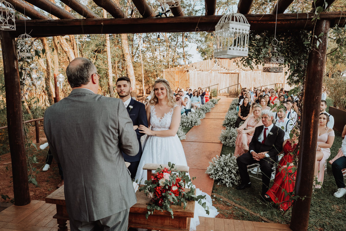 Dia do casamento em Mandaguaçu cerimonia ao ar livre