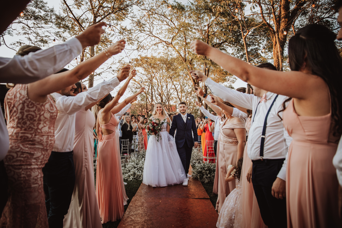 Padrinhos festejam casamento em Mandaguaçu