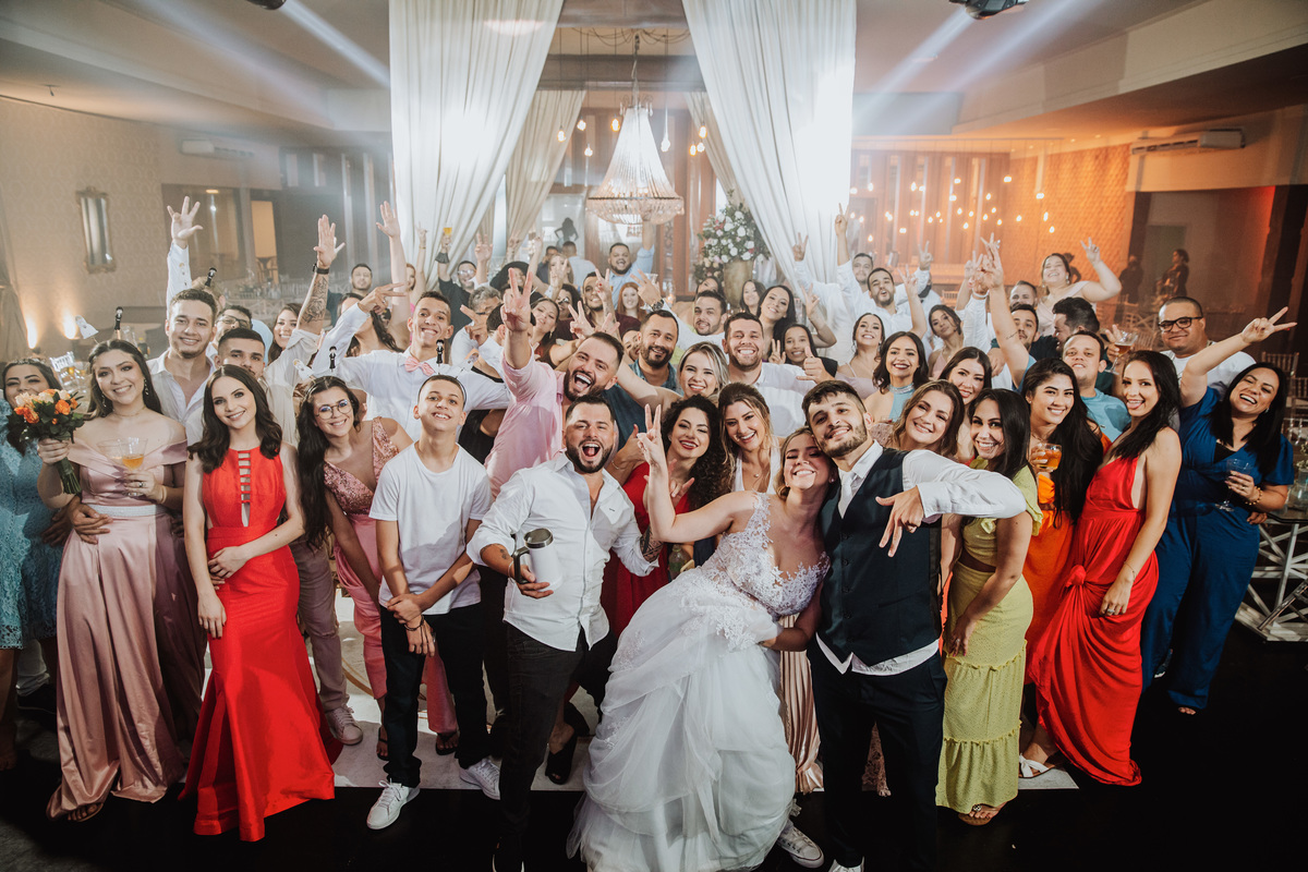 Padrinhos e convidados festejam com noivos em Maringá