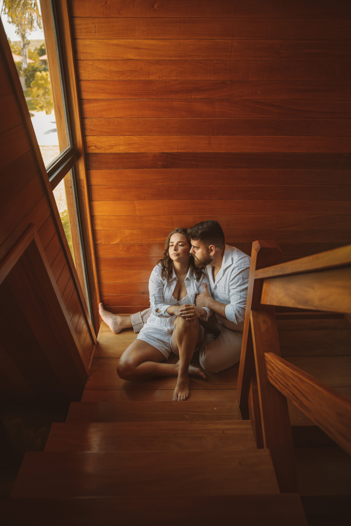 Casal em fotos ousadas em ensaio no chalé dos Lagos em Mandaguaçu