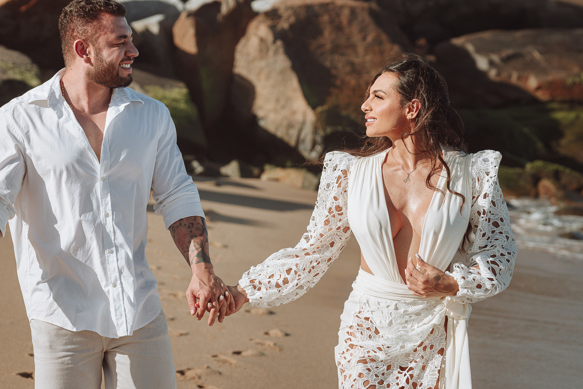 ensaio pré casamento na praia com fotos divertidas, fotos do melhor fotografo de Maringá Rickardo Andrade