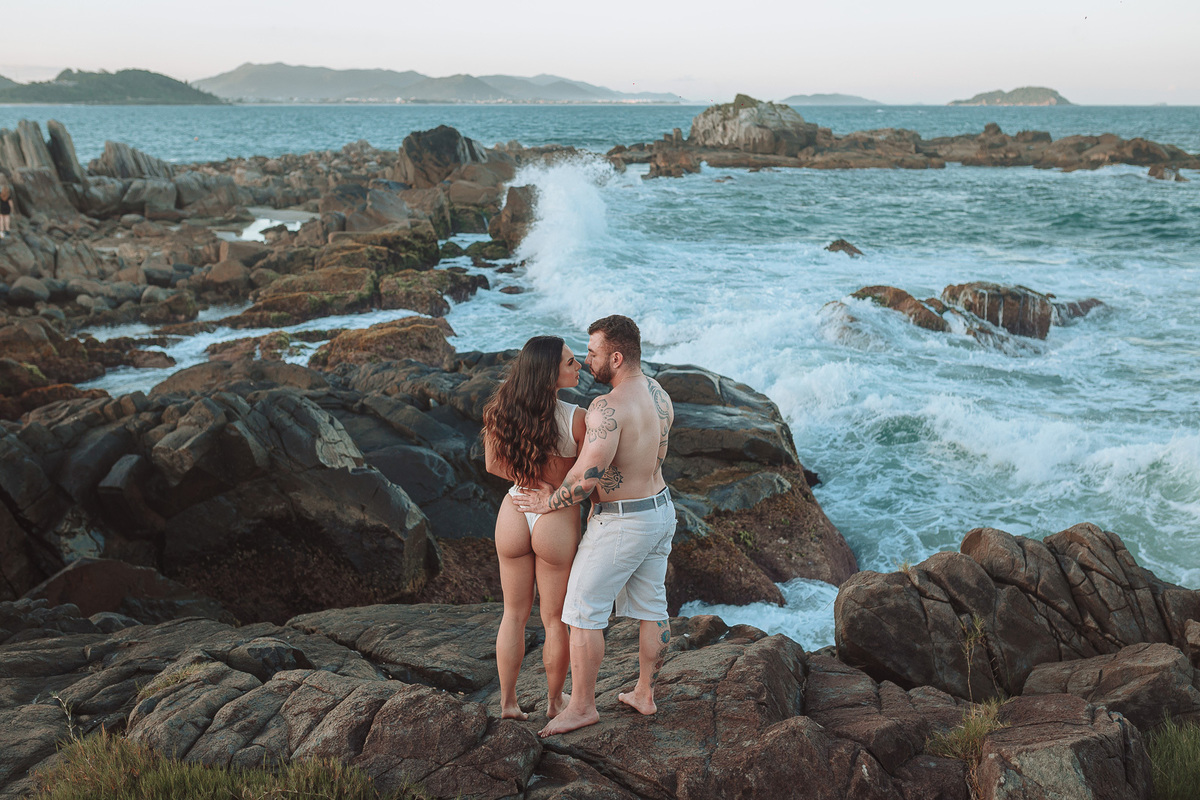 ensaio de casal na praia com fotos estilos sensuais e romanticas 