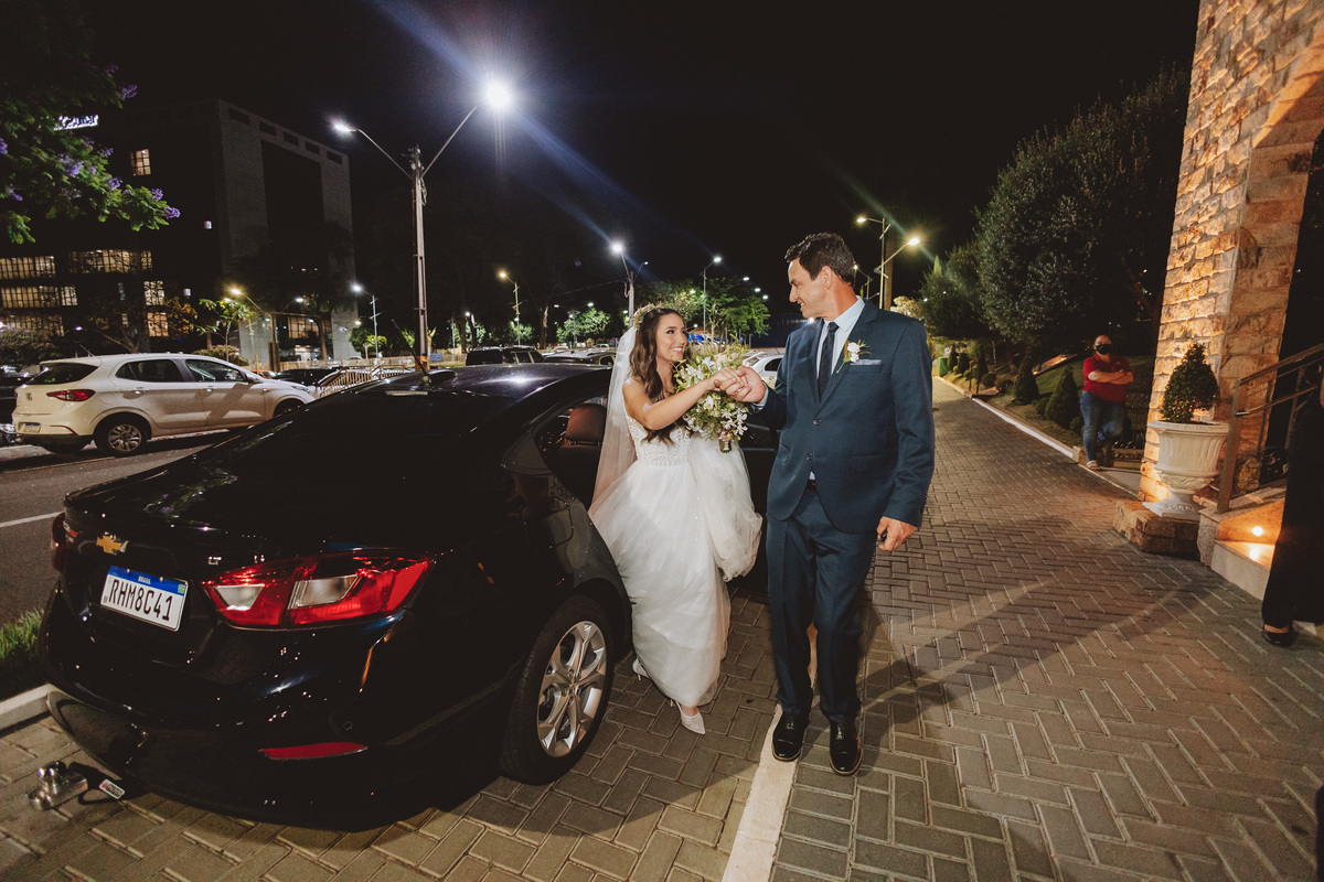 fotos da noiva saindo do carro casamento vestido branco