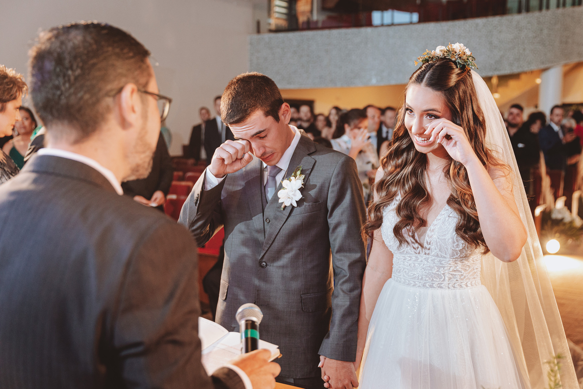 fotos emocionantes de noivos em cerimonia de casamento 