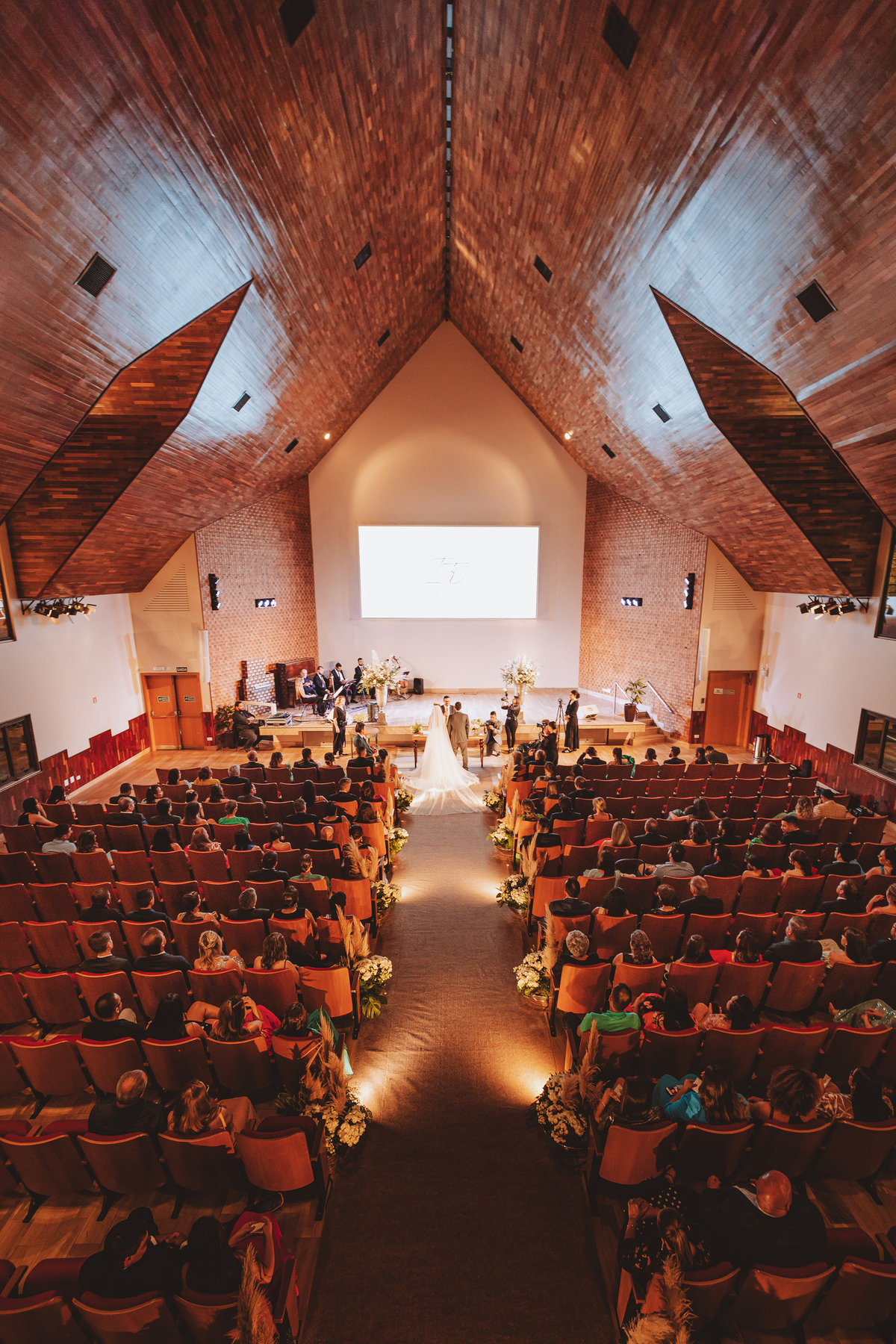 fotos de cerimonia de casamento em ambiente fechado com iluminação amarela 