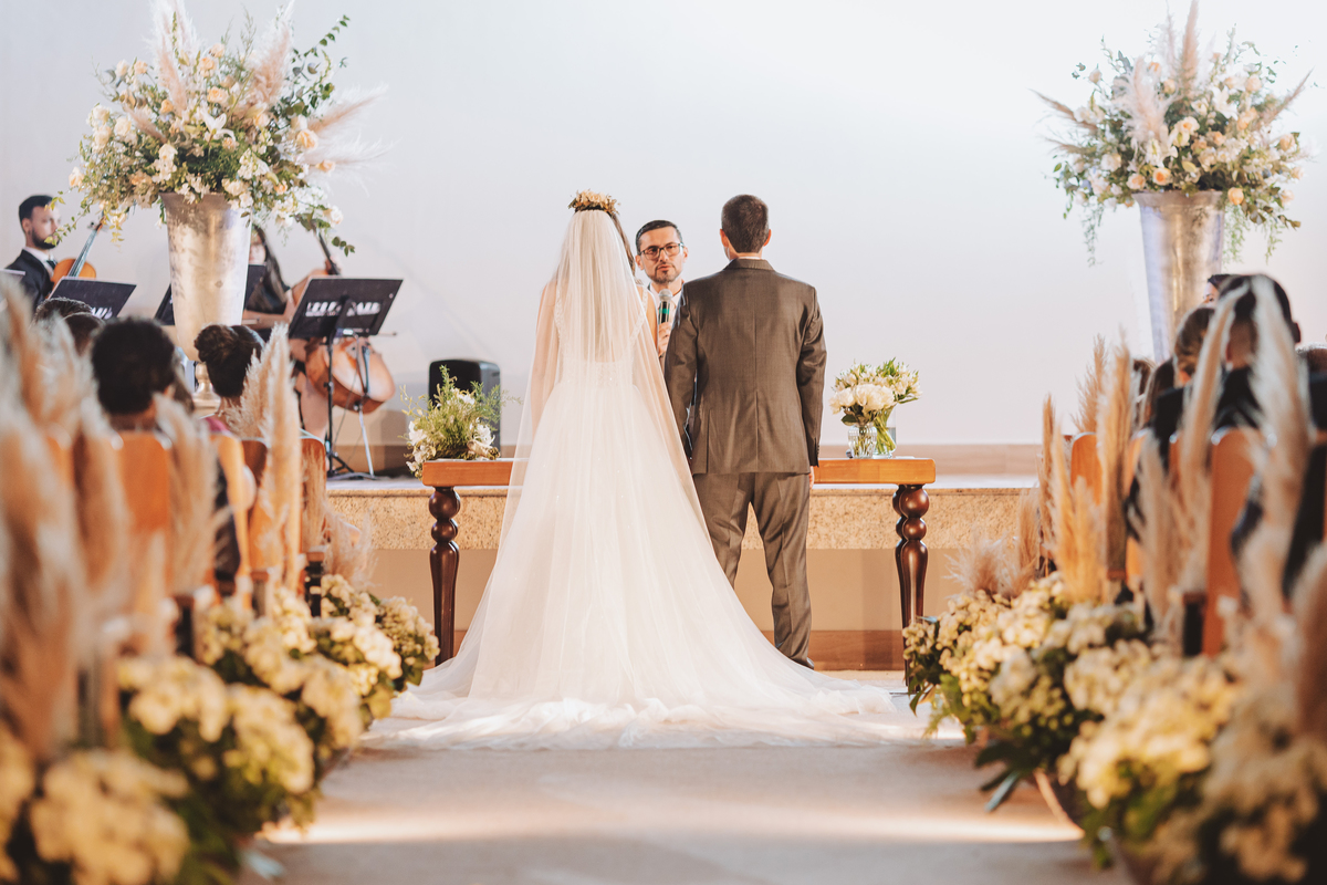 fotos cerimonia de casamento decororação com flores brancas no altar