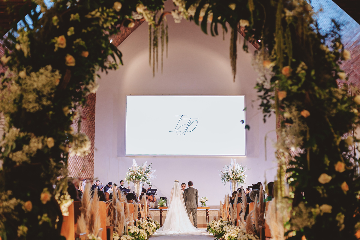 ideias de decoração de casamento fotos com carco de flores verde e branco na entreda 