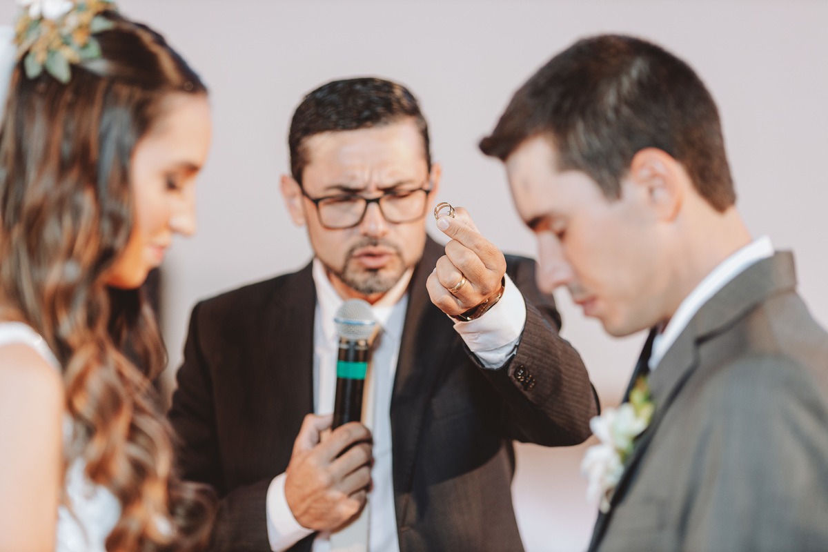 fotos durante cerimônia de casamento momentos da aliança 