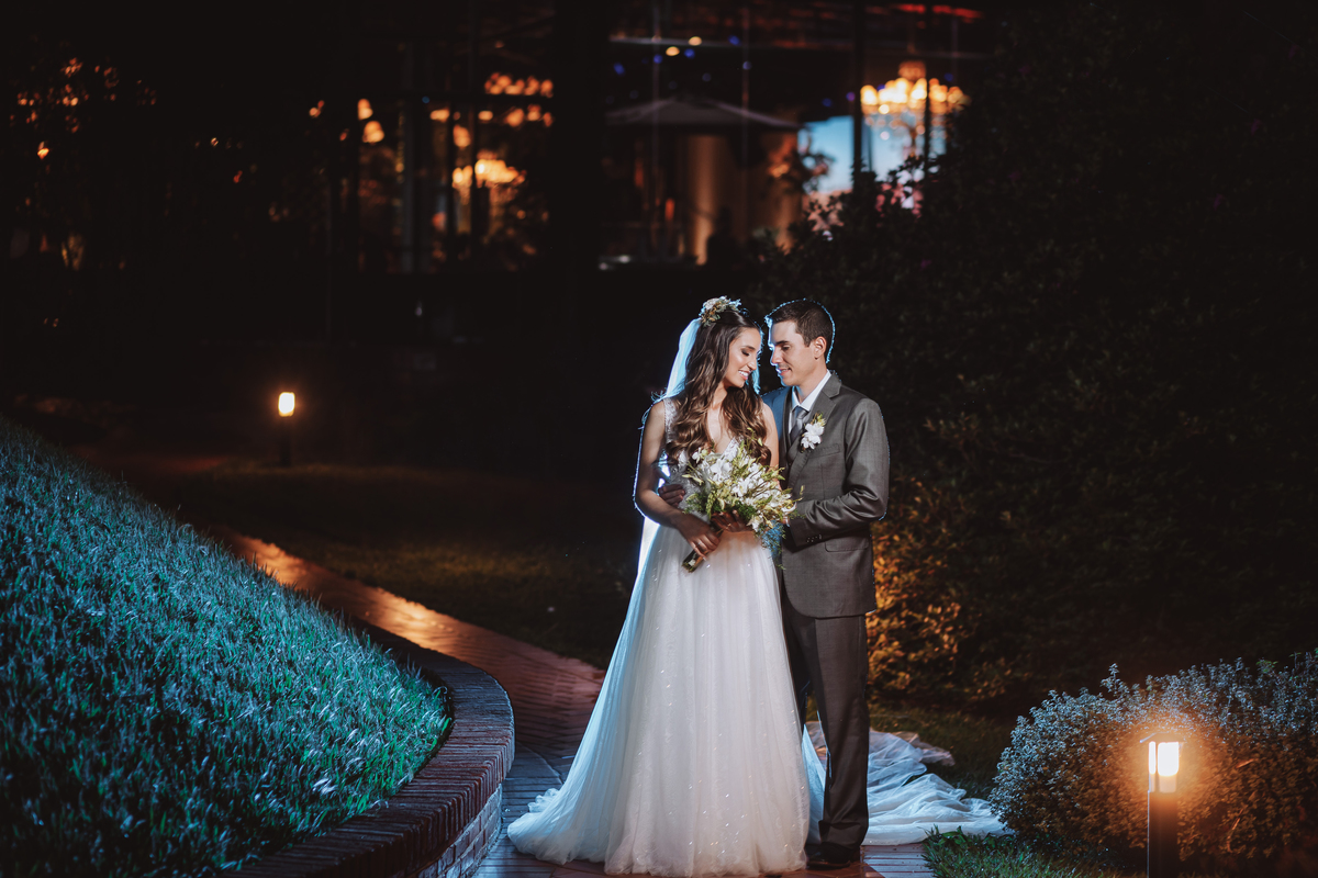 fotos de noivos a noite em jardim fotografo de casamentos Casamento externo no Giardino 