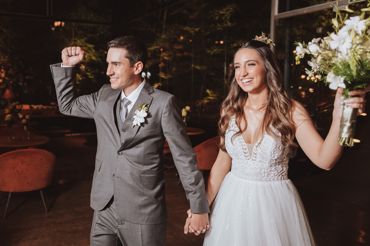 fotografo de casamentos noivos chegando na festa 