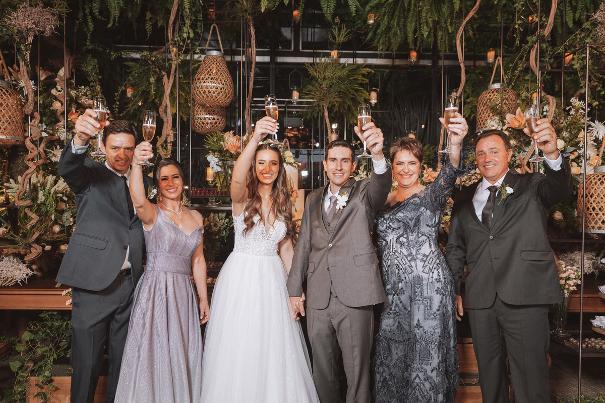 fotos de festa de casamento decoração rustica com plantas 