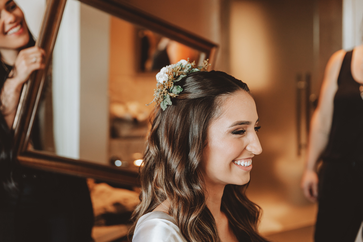 ideias fotos de noiva se arrumando penteados solto com flores 