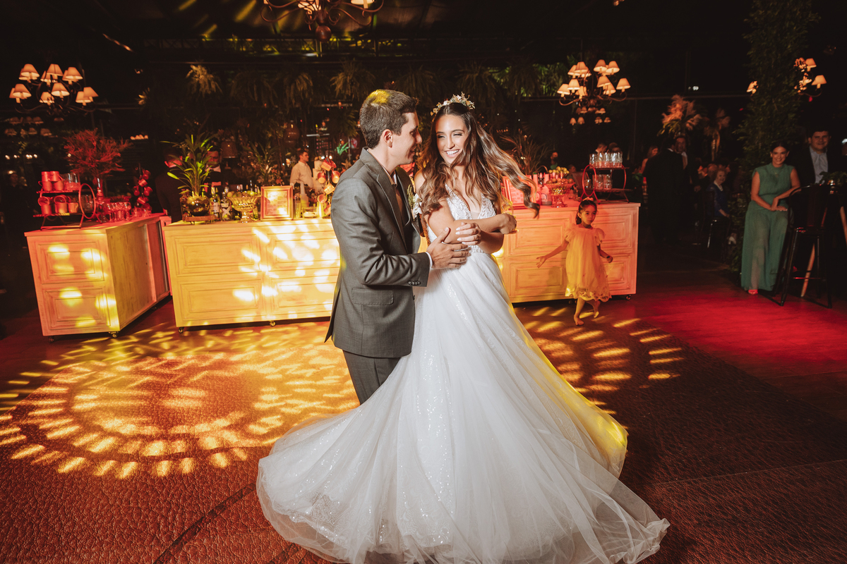 fotos de  noivos na pista de dança festa de casamento