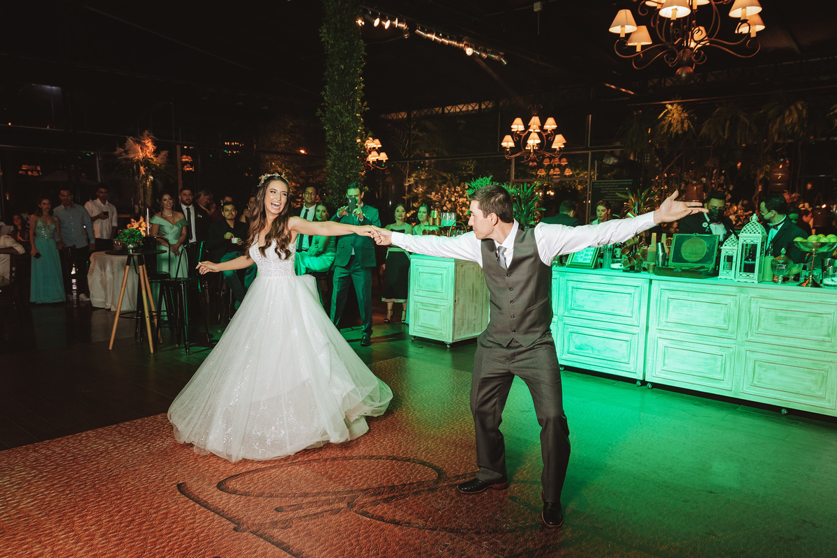 fotografo de casamentos em maringa noivos dançando juntos na festa 
