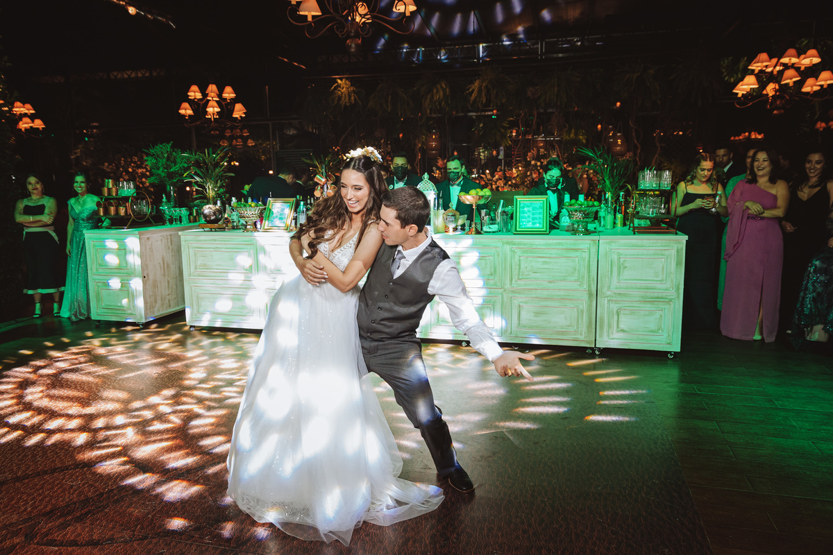 fotos festa de casamento noivos na pista de dança