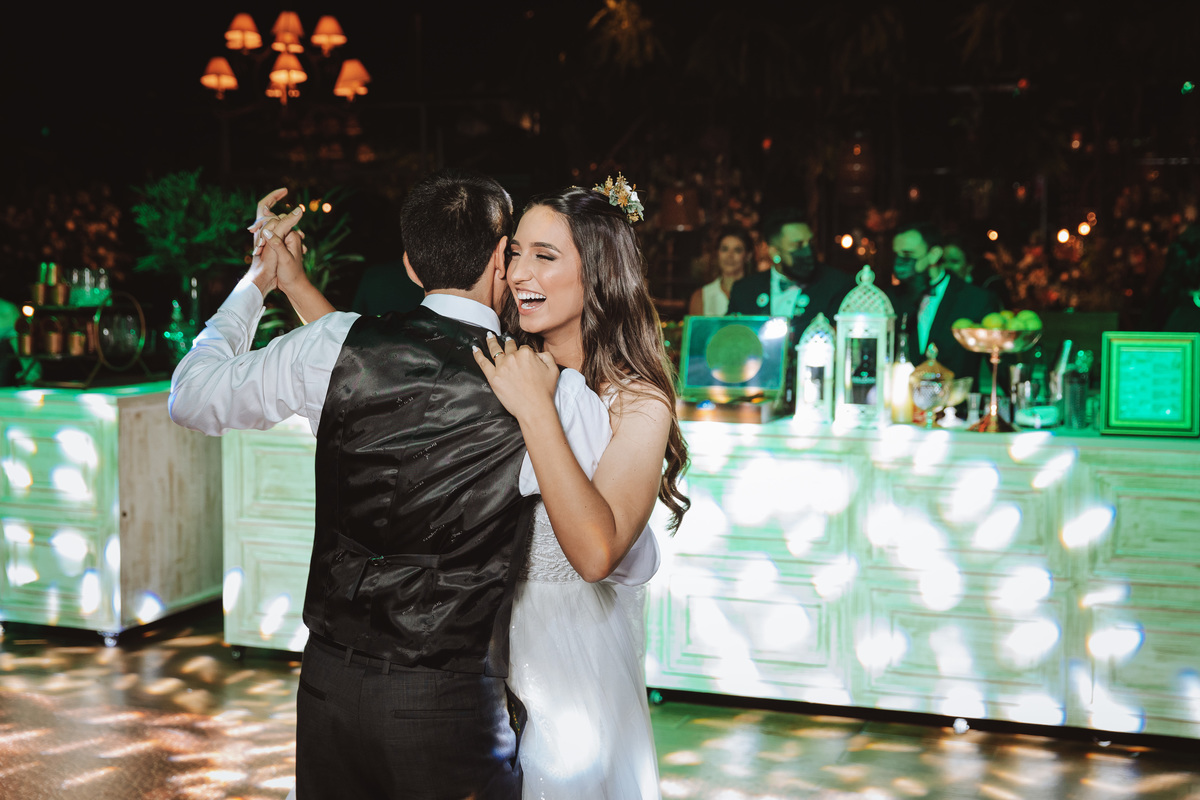 fotografo de casamento fotos de noivos tendo a primeira dança na festa