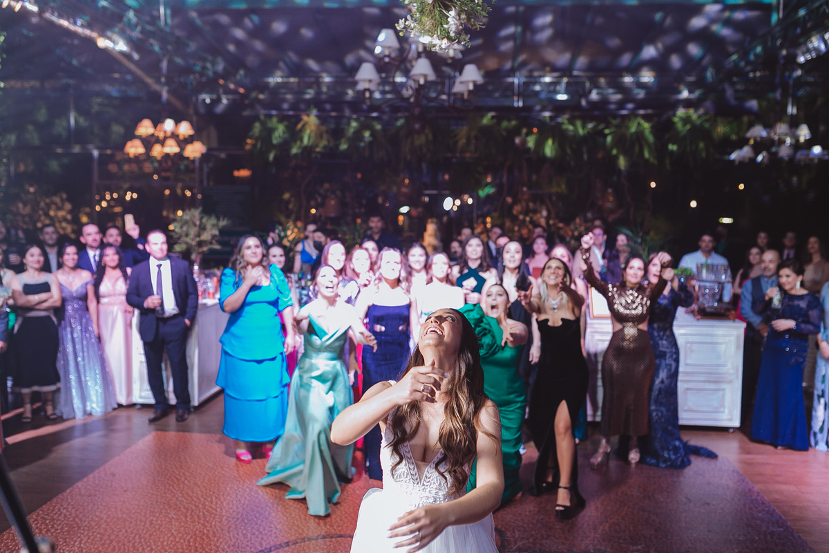 fotos noiva jogando o buquê em festa de casamento