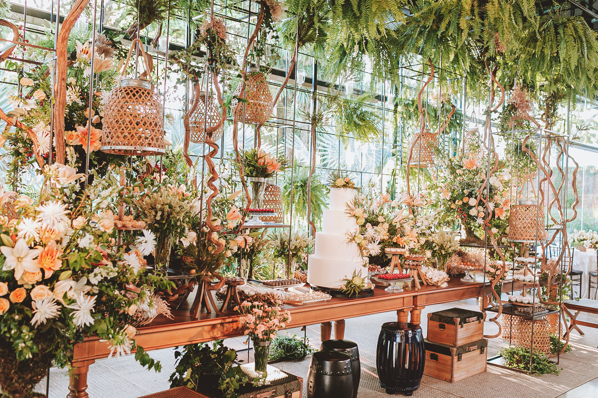 ideias de decoração boho  fotos de casamento mesa do bolo com plantas e flores