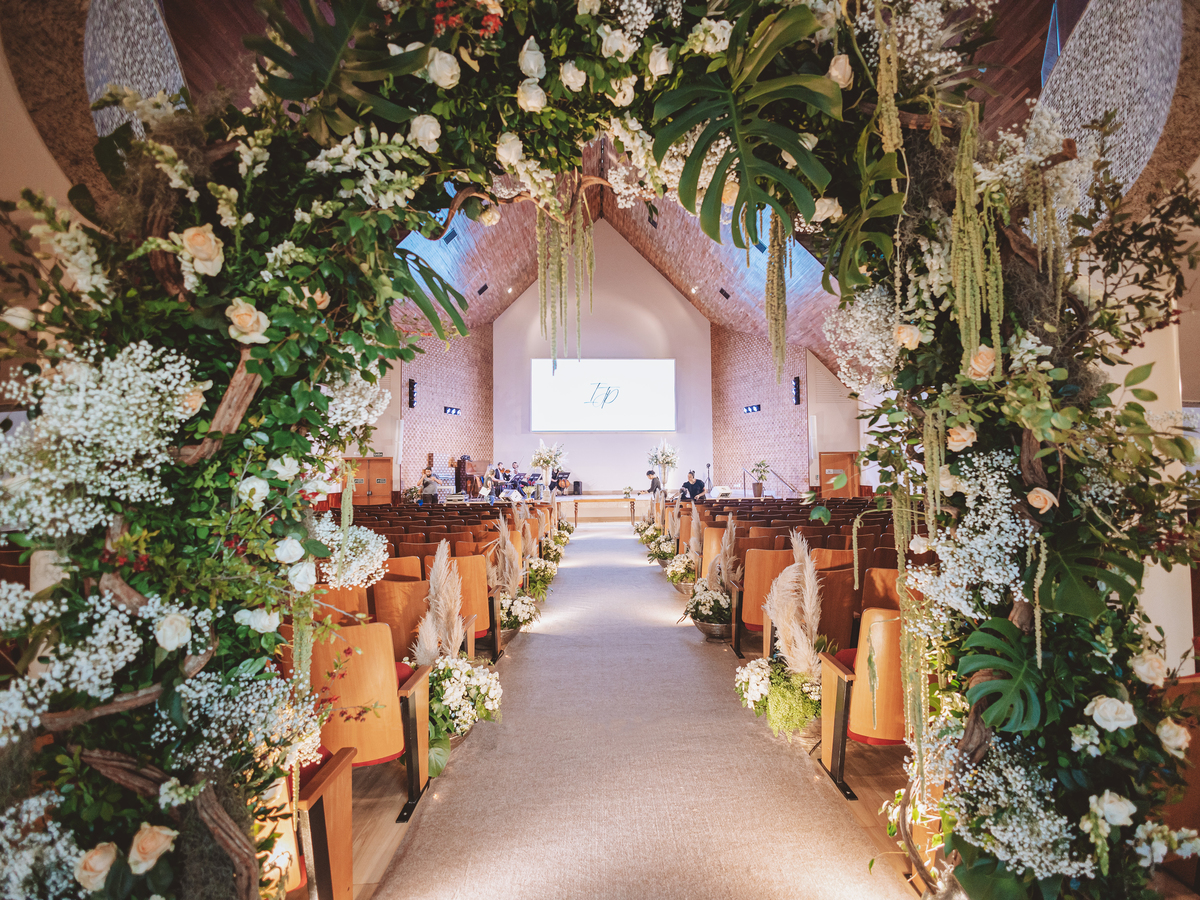 fotos de salão da cerimonia de casamento ideias de decoração com flores brancas Capela Unicesumar em Maringá